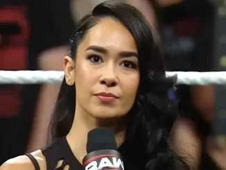 AJ Lee hält eine WWE Mikrofon in der Hand und blickt in die Führungskamera