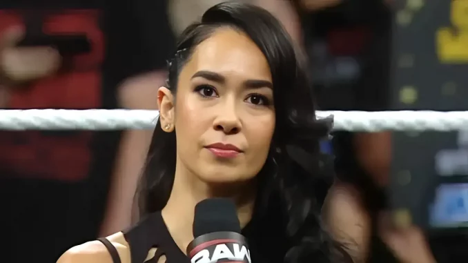AJ Lee hält eine WWE Mikrofon in der Hand und blickt in die Führungskamera