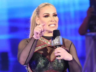 Verärgert spricht Natalya in ein WWE-Mikrofon auf der Bühne