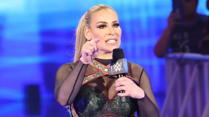 Verärgert spricht Natalya in ein WWE-Mikrofon auf der Bühne
