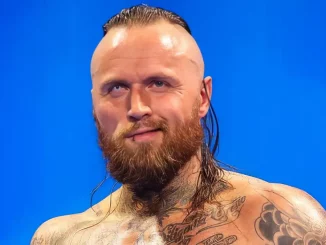 Aleister Black lächelt