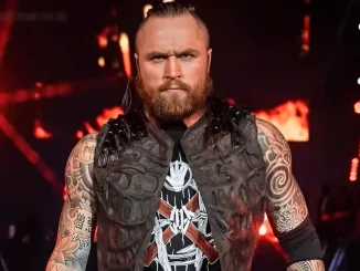 Aleister Black marschiert zum Ring