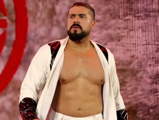 Andrade mit strengem Gesichtsausdruck