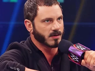 Austin Aries bereit für eine Promo am WWE Mikrofon
