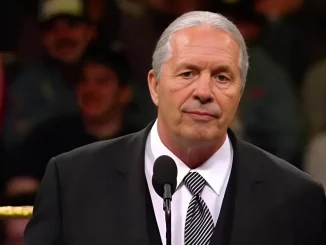 Bret Hart steht für seine Rede vor einem Mikrofon