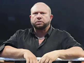 Verärgert blickt Bully Ray vom Ring aus