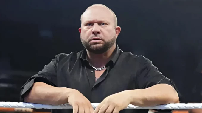 Verärgert blickt Bully Ray vom Ring aus