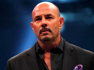 Chavo Guerrero trägt einen Anzug