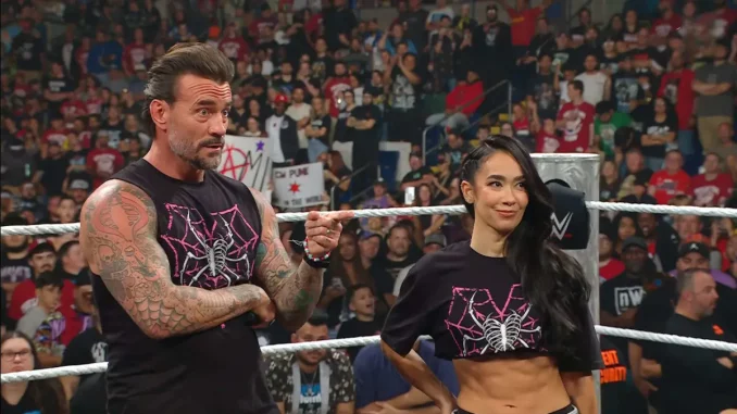 CM Punk und AJ Lee stehen zusammen im WWE Ring