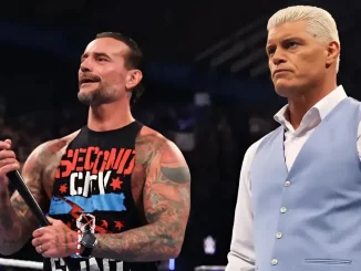 CM Punk (links) mit Baseballschläger in der Hand und Cody Rhodes (rechts) neben ihm