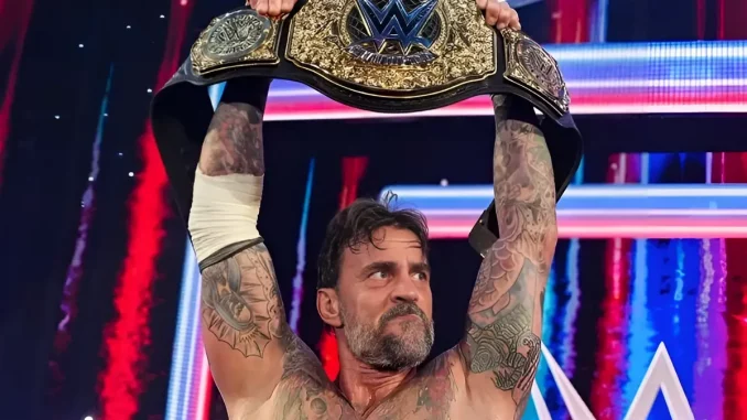CM Punk streckt seinen WWE World Heavyweight Champion Titel in die Höhe