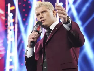 Cody Rhodes steht für seine Rede am WWE Mikrofon im Ring