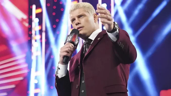 Cody Rhodes steht für seine Rede am WWE Mikrofon im Ring