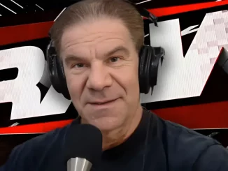 Dave Meltzer mit WWE Raw Logo im Hintergrund