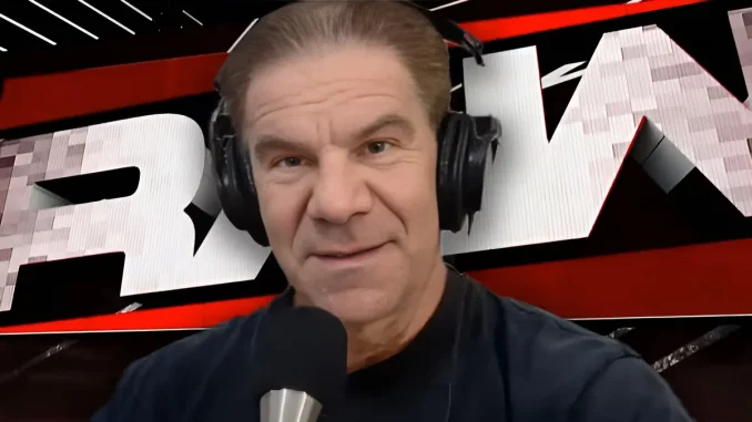 wwe-dave-meltzer-raw Dave Meltzer mit WWE Raw Logo im Hintergrund