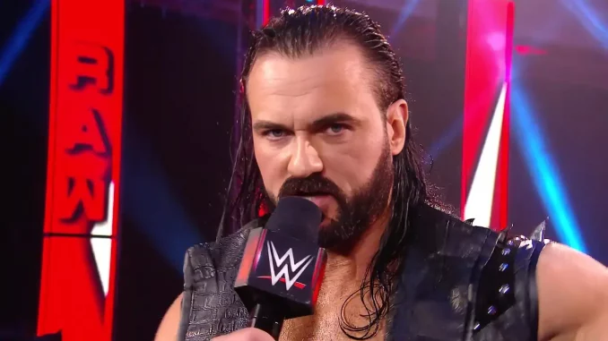 Mit ernstem Blick hält Drew McIntyre ein WWE-Mikrofon fest und spricht