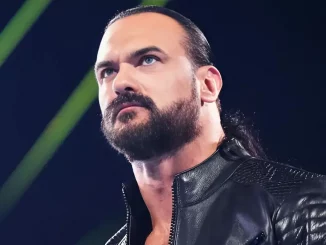 Drew McIntyre trägt eine Lederjacke und blickt starr in die Ferne