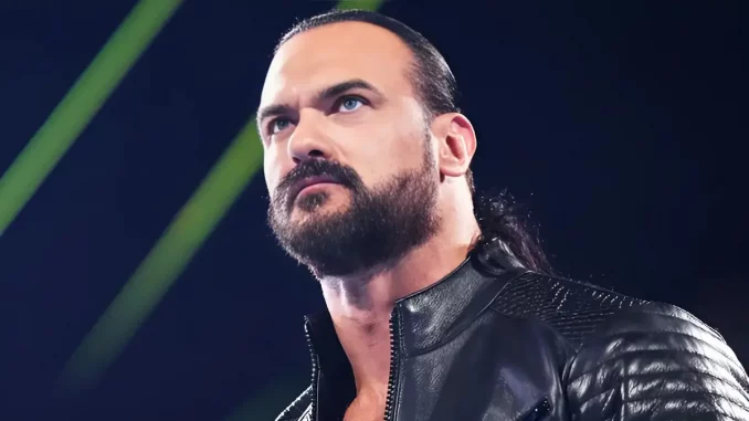Drew McIntyre trägt eine Lederjacke und blickt starr in die Ferne