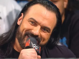 Drew McIntyre lächelt vor dem WWE Mikrofon