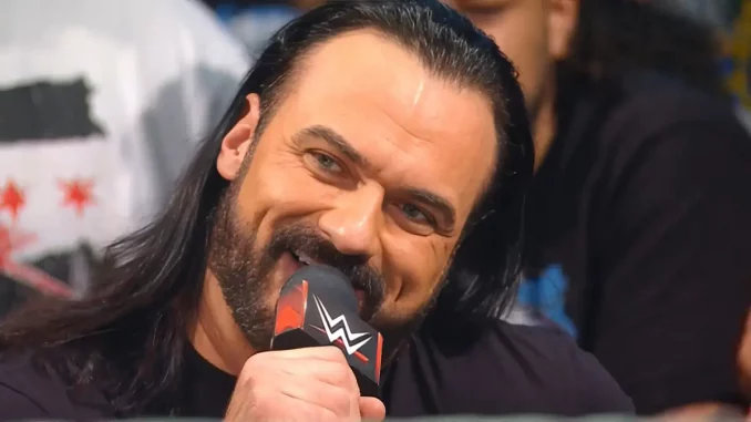 Drew McIntyre lächelt vor dem WWE Mikrofon