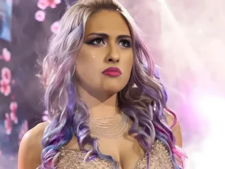 Giulia schaut angespannt in Richtung Ring