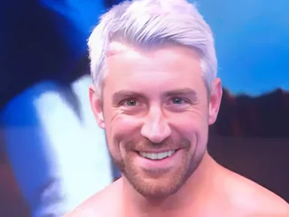 Joe Hendry lächelt in die Führungskamera