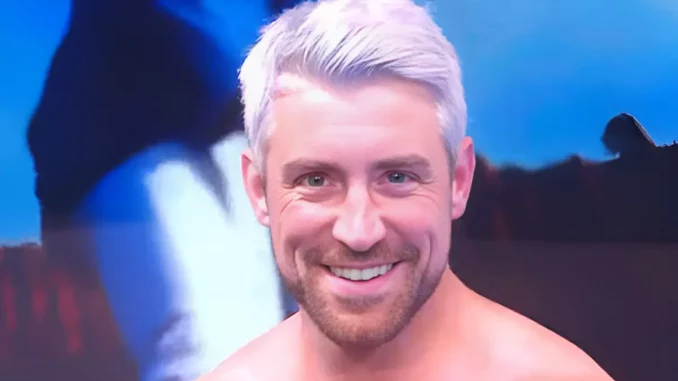 Joe Hendry lächelt in die Führungskamera