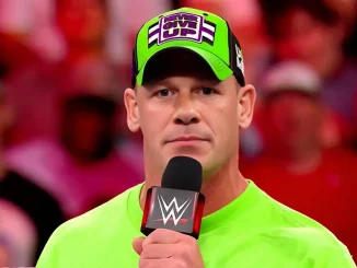 John Cena hält ein Mikrofon in der Hand und blickt direkt in die WWE-Führungskamera.