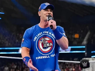 John Cena steht lächelnd bei WWE Friday Night SmackDown an einem Mikrofon im WWE Ring