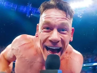 John Cena blickt lächelnd in die Kamera und hält ein Mikrofon in der Hand