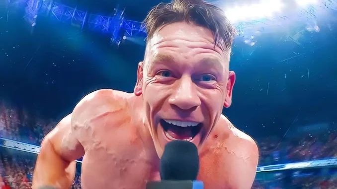 John Cena blickt lächelnd in die Kamera und hält ein Mikrofon in der Hand