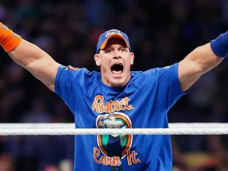 John Cena streckt seine Hände triumphierend in die Höhe