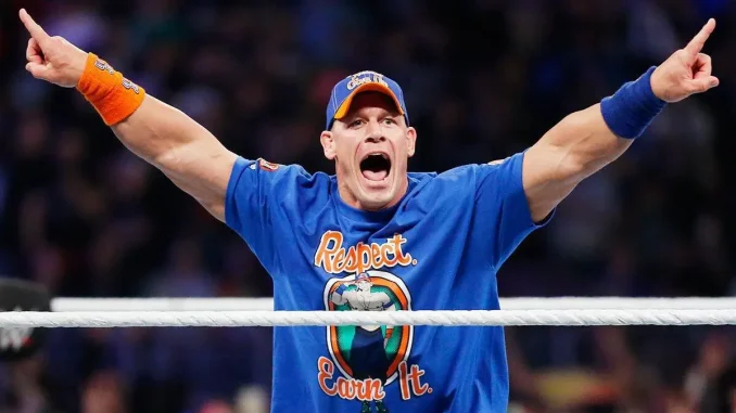 John Cena streckt seine Hände triumphierend in die Höhe
