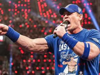 John Cena steht verärgert im Ring und hält eine WWE Promo
