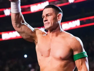 John Cena steht bei WWE Raw im Ring und verabschiedet sich bei den Fans