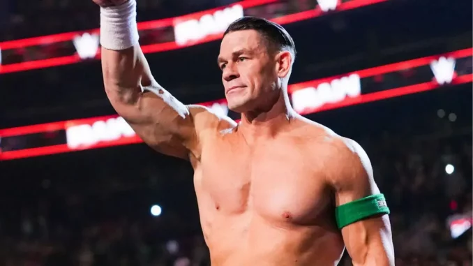 John Cena steht bei WWE Raw im Ring und verabschiedet sich bei den Fans