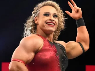 Jordynne Grace präsentiert ihre Muskeln