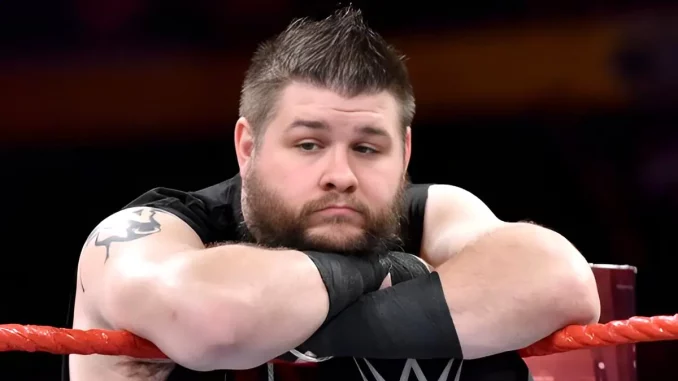 Kevin Owens steht mit einem traurigen Gesichtsausdruck auf dem Apron