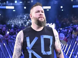 Kevin Owens macht sich auf den Weg zum Ring und schaut ernst
