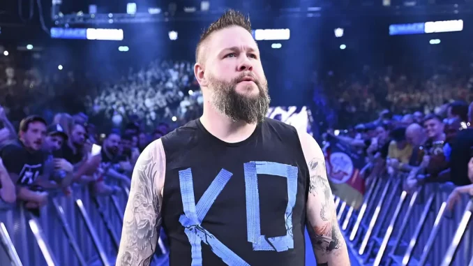 Kevin Owens macht sich auf den Weg zum Ring und schaut ernst