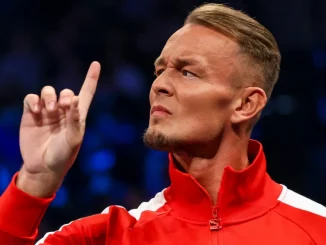 Ludwig Kaiser streckt seinen Zeigefinger aus