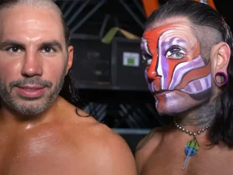 Matt Hardy (links) und Jeff Hardy (rechts) blicken zusammen in die Kamera