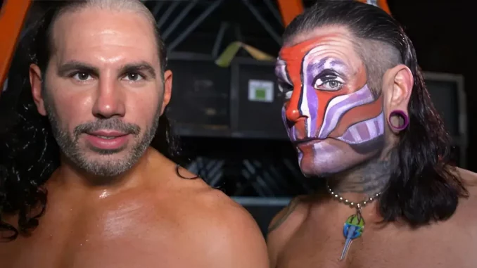 Matt Hardy (links) und Jeff Hardy (rechts) blicken zusammen in die Kamera