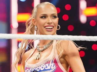 Maxxine Dupri steht lächelnd vor dem Ring