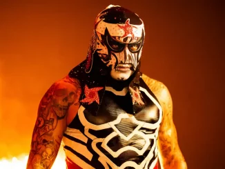 Penta steht auf der Bühne, während Pyro entzündet wird