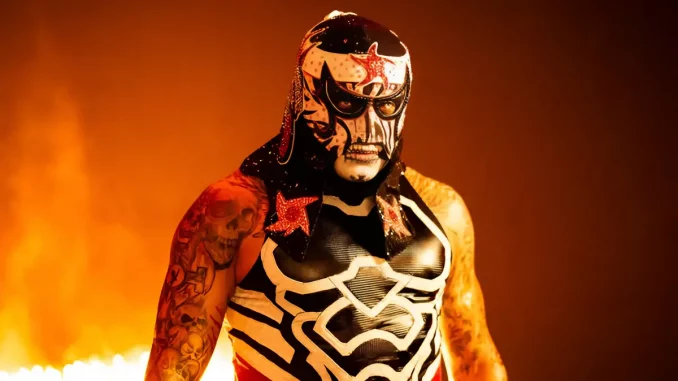 Penta steht auf der Bühne, während Pyro entzündet wird