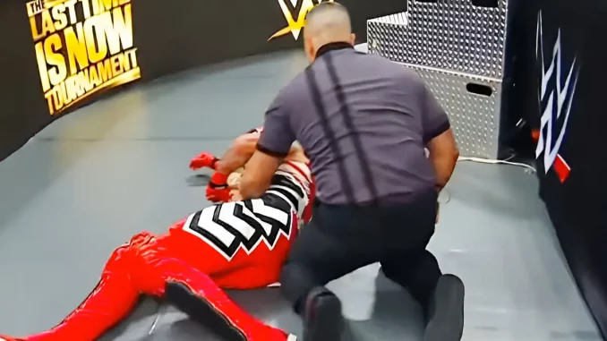 Penta liegt vor dem Ring bei einem Referee