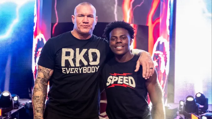 Randy Orton legt seine Hand über die Schulter von IShowSpeed