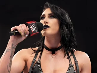Rhea Ripley mit einem WWE Mikrofon vor dem Gesicht