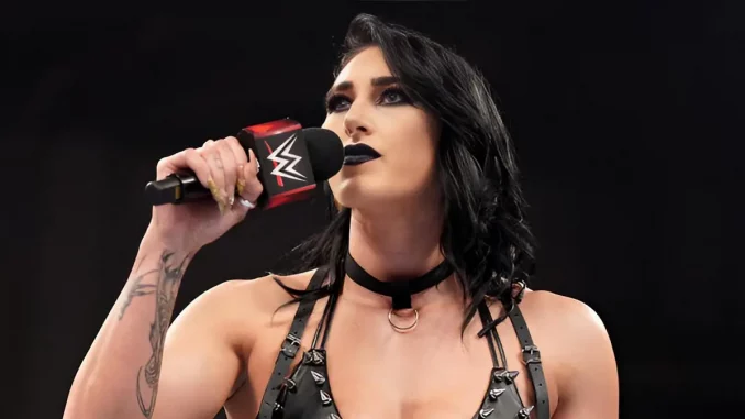Rhea Ripley mit einem WWE Mikrofon vor dem Gesicht